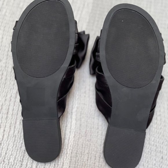 Brand new black open toe sandals with bow on top ladies size 9 wide width - Picture 2 of 3